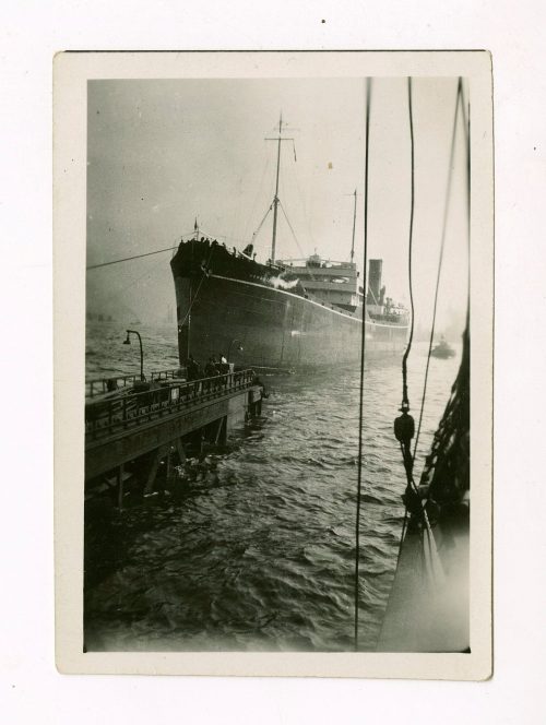 Unbekannt (Fotograf*in), Dampferschiff wird eingeschleppt, Hamburger Hafen, Deutschland, zwischen 1910-1930