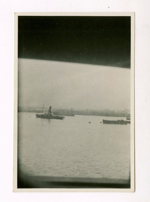 Unbekannt (Fotograf*in), Seebild, Guadalquivir, Ufer und Wohnhütten, vemutlich um 1930