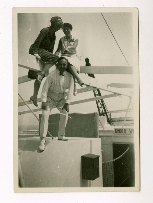 Unbekannt (Fotograf*in), auf Deck, Gruppenfoto, vermutlich zwischen 1920 und 1930