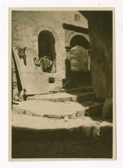 Unbekannt (Fotograf*in), Blick in Gasse (evtl. Marokko), ohne Datum