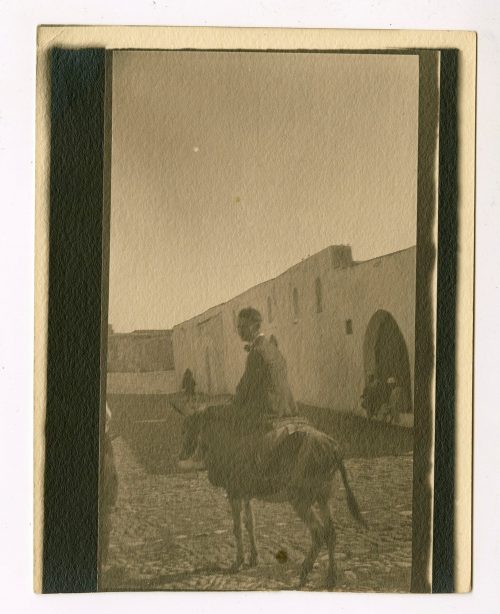 Unbekannt (Fotograf*in), Heinrich Kamps auf einem Esel, vermutlich 1925