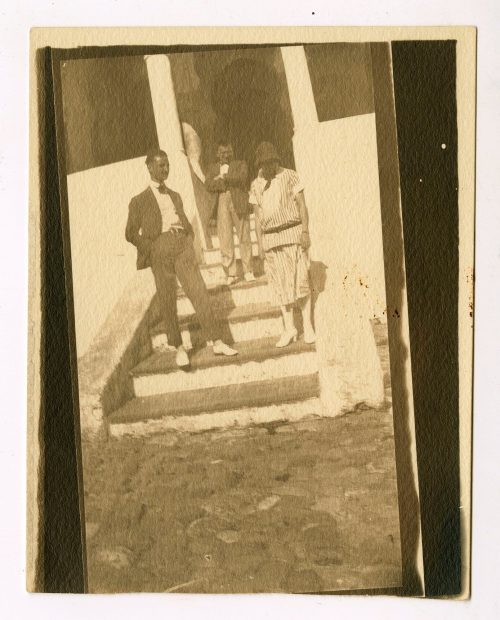 Adolf Uzarski (Dargestellt), Gruppenfoto auf einer Treppe, vermutlich 1925