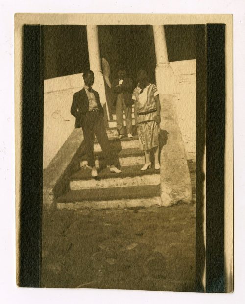 Adolf Uzarski (Dargestellt), Gruppenfoto auf einer Treppe, vermutlich 1925