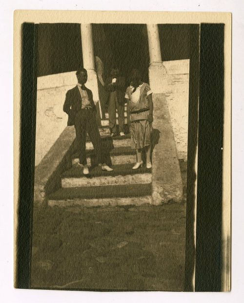 Adolf Uzarski (Dargestellt), Gruppenfoto auf einer Treppe, vermiutlich 1925