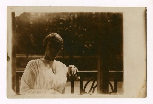 Unbekannt (Fotograf*in), Portrait von Frieda, vermutlich 1917