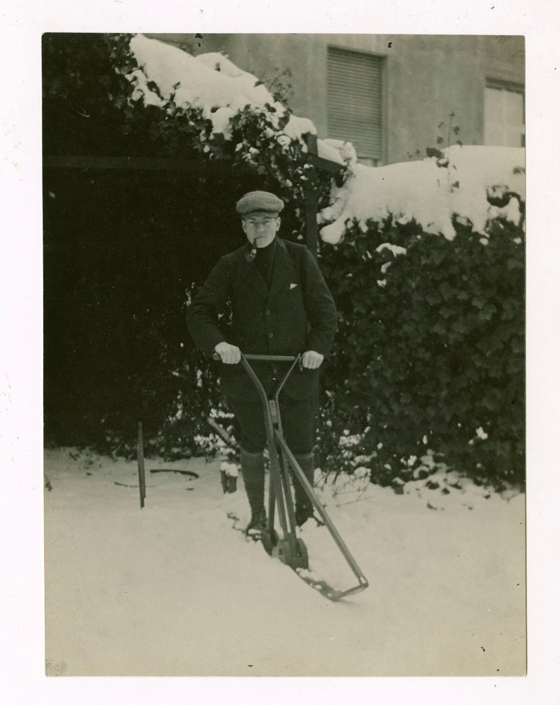 Richard mit Schneegerät im Schnee