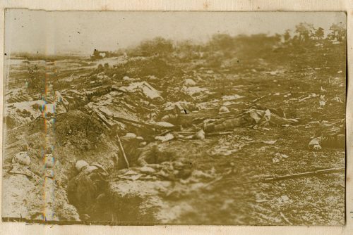 Unbekannt (Fotograf*in), Eroberter Schutzgraben an der Somme, zwischen 1. Juli und 18. November 1916