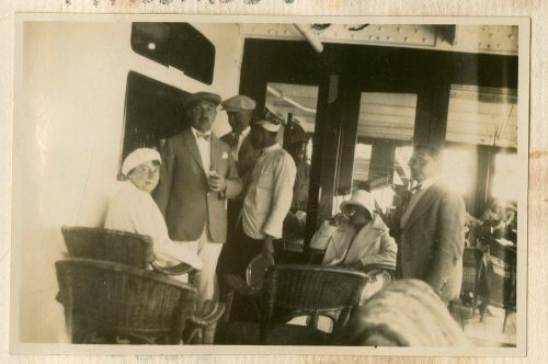 Adolf Uzarski (Dargestellt), Gruppenfoto auf Deck, 1925