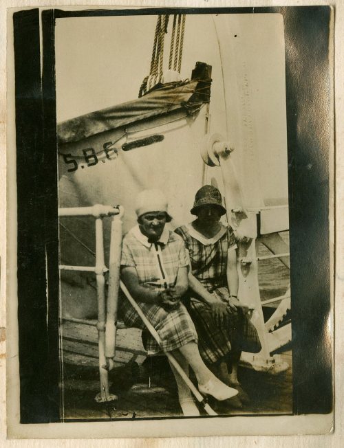 Unbekannt (Fotograf*in), Foto auf Deck (Frieda und Frau Kamps (links)), 1925