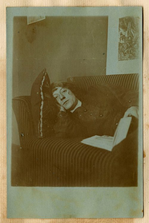 Unbekannt (Fotograf*in), Frieda, liegend  auf dem Sofa, 2. Februar 1917