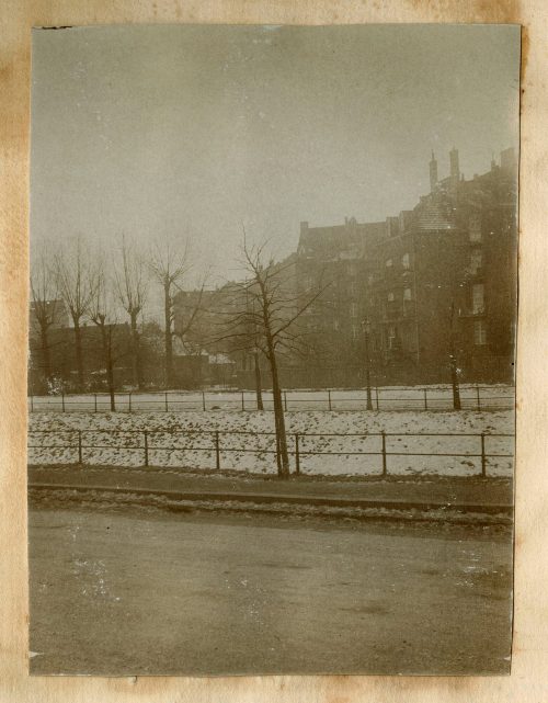 Unbekannt (Fotograf*in), verschneite Düssel, 10. Februar 1917