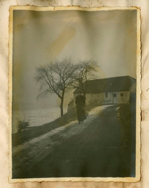 Unbekannt (Fotograf*in), Frieda in verschneiter Landschaft, 11. Februar 1917