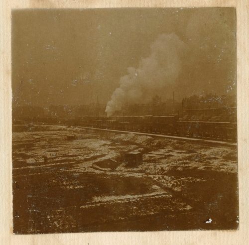 Unbekannt (Fotograf*in), Zug in verschneiter Landschaft, 2. März 1917