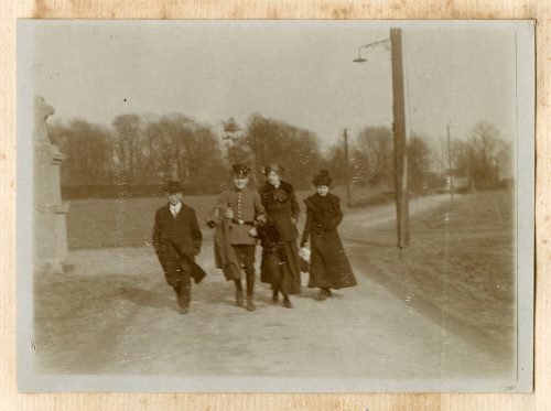 Unbekannt (Fotograf*in), Vater, Richard, Frieda, Mutter, 25. März 1917