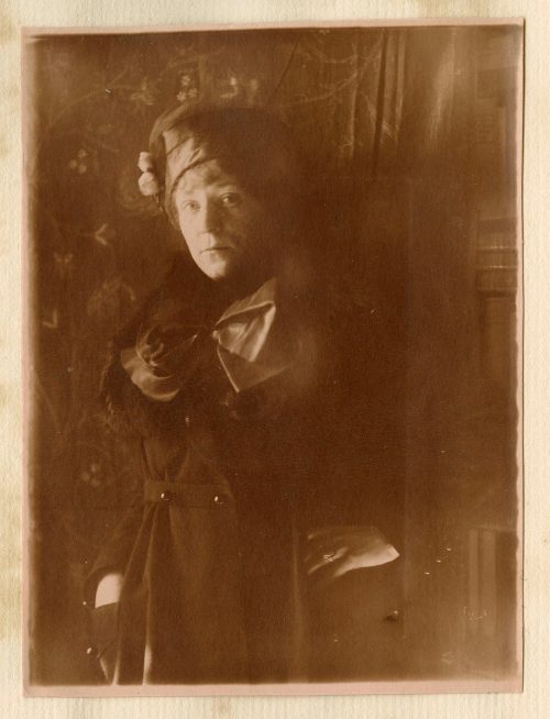 Unbekannt (Fotograf*in), Portrait von Frieda, 2. April 1917