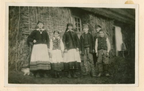 Unbekannt (Fotograf*in), Gruppenfoto einer Familie, ohne Datum