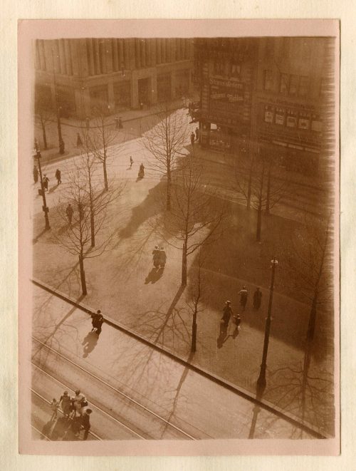 Unbekannt (Fotograf*in), Foto eines Teils der Königsalle, 2. Mai 1917