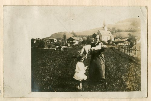 Frau Kaufmann (Dargestellt), Frau Kaufmann mit Kindern, vermutlich 1917