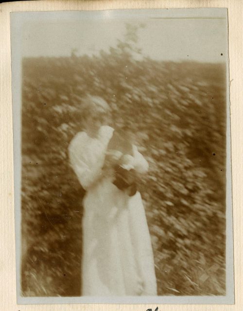 Unbekannt (Fotograf*in), Frieda mit schwarzer Katze, 20. Mai 1917