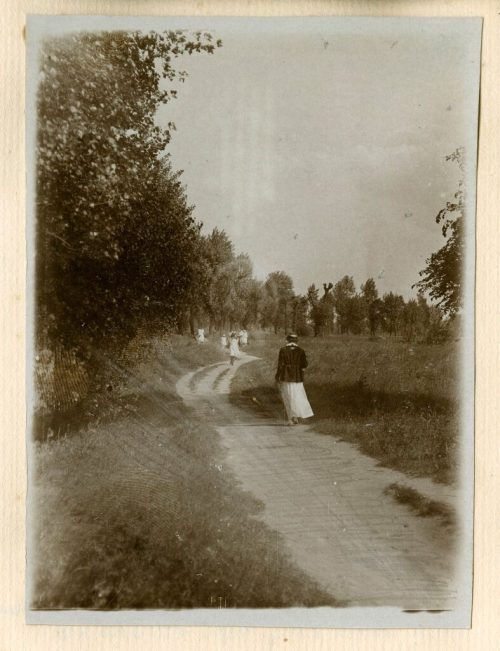 Unbekannt (Fotograf*in), Spaziergang über Feldweg, 27. Mai 1917