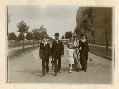 Unbekannt (Fotograf*in), Hermann, Vater Schwarz, Greta, Frieda, Mutter Schwarz, 28. Mai 1917