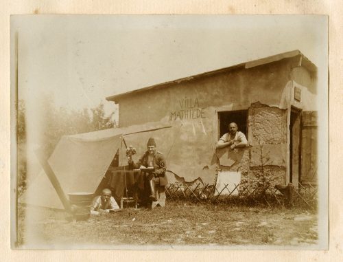 Unbekannt (Fotograf*in), Richard und zwei ander Männer vor der Villa Mathilde, vermutlich 1917