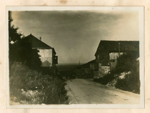 Unbekannt (Fotograf*in), Blick in Dorfstraße, vermutlich 1917