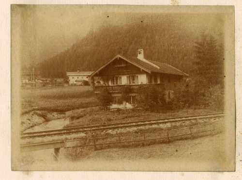 Unbekannt (Fotograf*in), Hütte, vermutlich am Schliersee, 1917