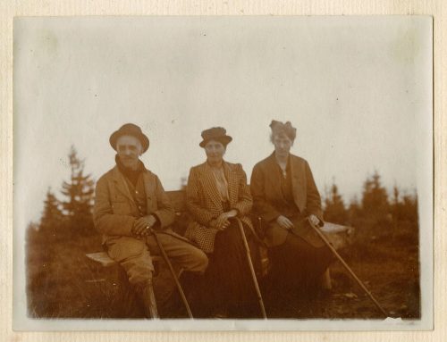 Unbekannt (Fotograf*in), Dr. Berthold, Freundin und Frieda, am Schliersee, 1917