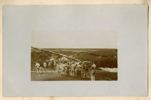 Unbekannt (Fotograf*in), Männer mit einem Baumstamm, vermutlich 1917