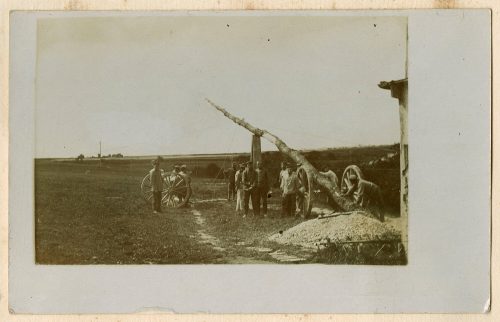 Unbekannt (Fotograf*in), Männer mit einem Baumstamm, vermutlich 1917