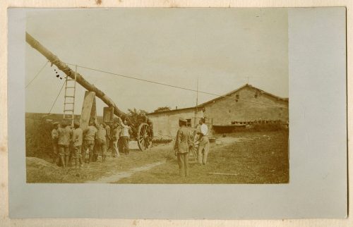 Unbekannt (Fotograf*in), Männer mit einem Baumstamm, vermutlich 1917