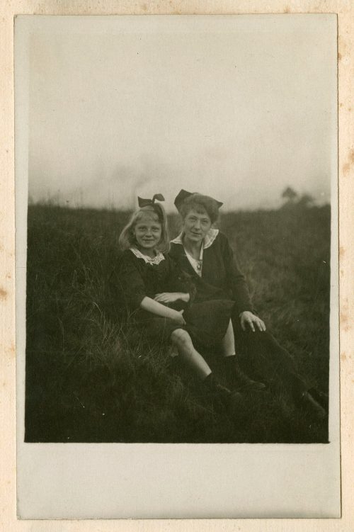 Unbekannt (Fotograf*in), Greta und Frieda, vermutlich 1917