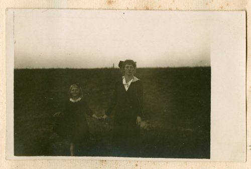 Unbekannt (Fotograf*in), Greta und Frieda, vermutlich 1917