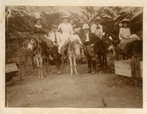 Adolf Uzarski (Dargestellt), Gruppenfoto mit Eseln, Tanger, 1913