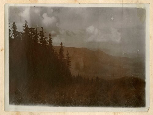 Unbekannt (Fotograf*in), Blick über bayerische Alpen und Schliersee, vermutlich 1917