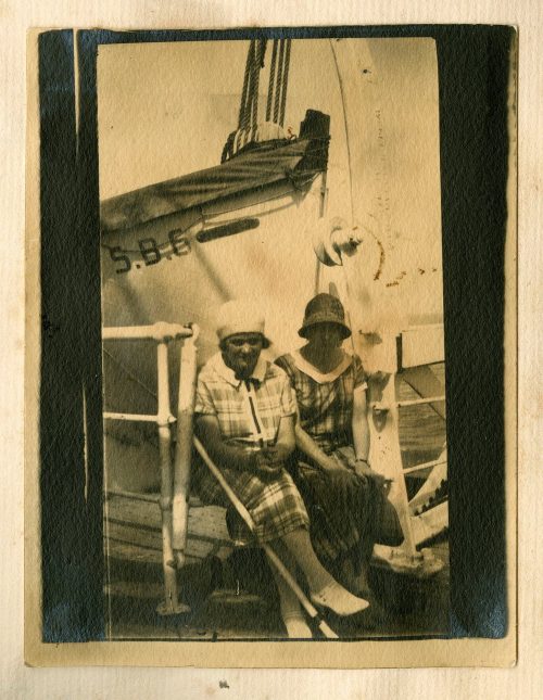 Unbekannt (Fotograf*in), Frieda und Frau Kamps auf dem Passagierschiff: S.S. Patria, September 1925