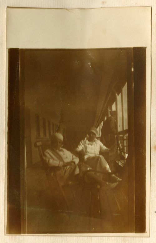 Unbekannt (Fotograf*in), Frieda und Frau Kamps auf dem Passagierschiff: S.S. J.P. Coen, September 1925