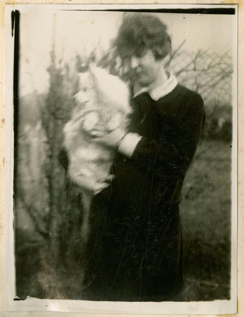 Unbekannt (Fotograf*in), Frieda mit Hund (Liebgen), 7. März 1928