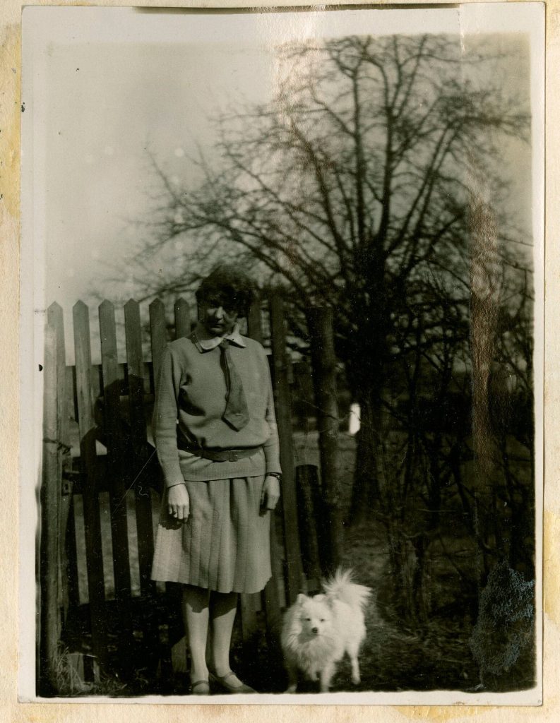 Frieda mit Hund (Liebgen)