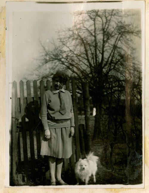 Unbekannt (Fotograf*in), Frieda mit Hund (Liebgen), 7. März 1928