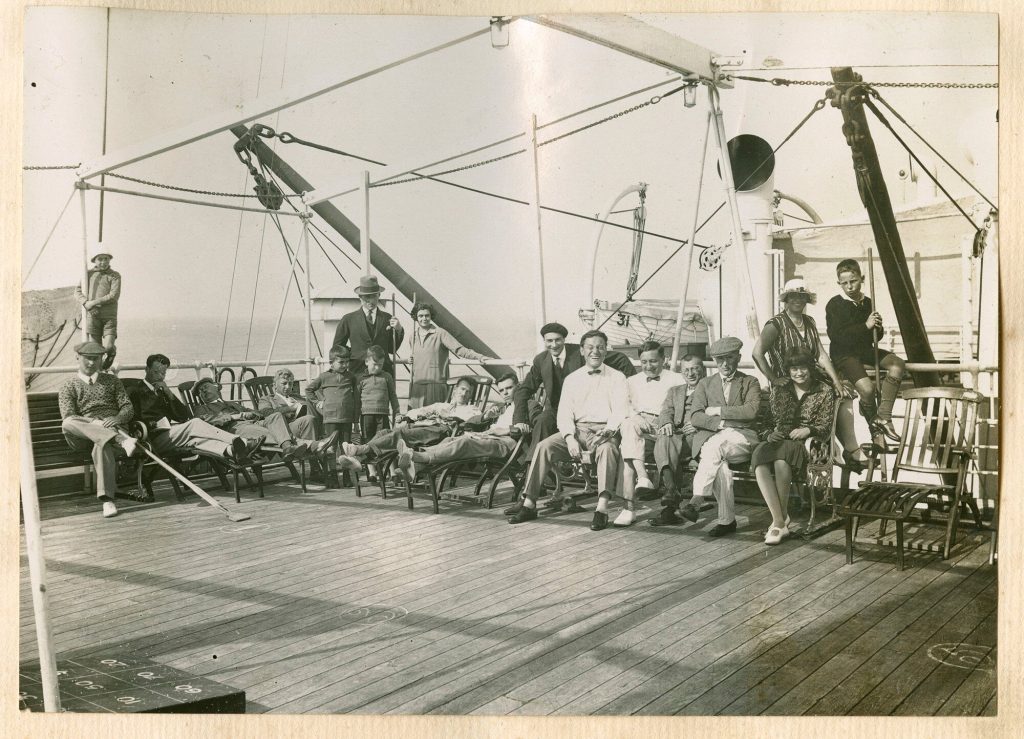 Gruppenfoto auf dem Passagierschiff: S.S. Gabria