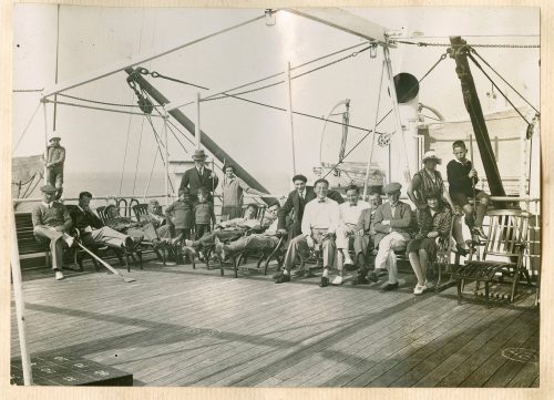 Unbekannt (Fotograf*in), Gruppenfoto auf dem Passagierschiff: S.S. Gabria, September 1928