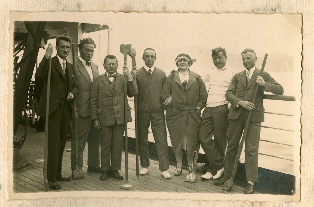 Gruppenfoto auf dem Passagierschiff: S.S. Gabria