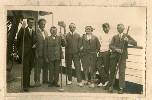 Unbekannt (Fotograf*in), Gruppenfoto auf dem Passagierschiff: S.S. Gabria, September 1928