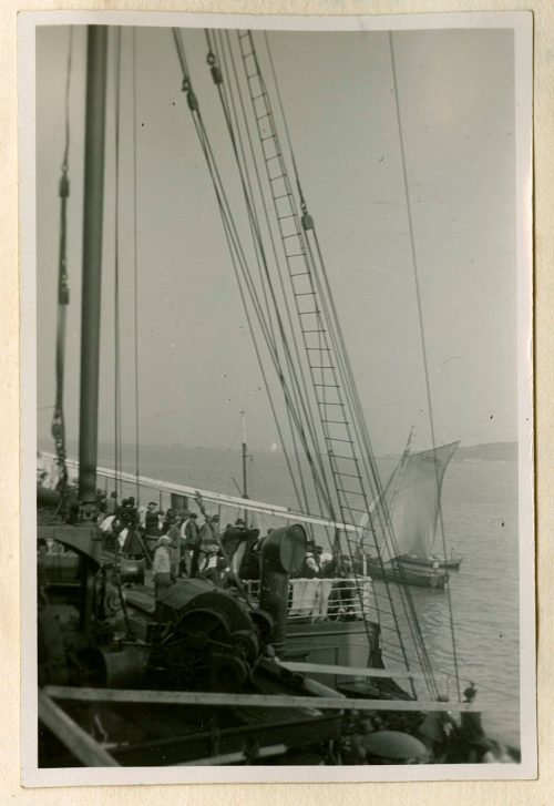 Unbekannt (Fotograf*in), Schiffsdeck, vor Lissabon, September 1928