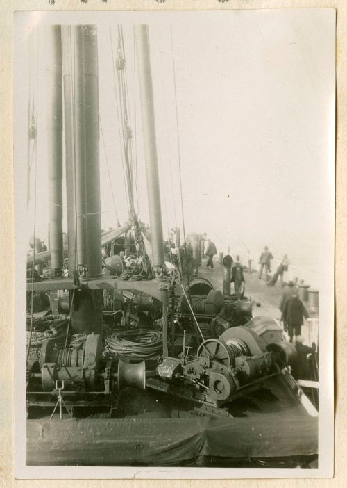 Unbekannt (Fotograf*in), Schiffsdeck, vor Lissabon, September 1928