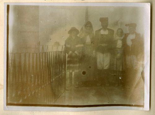 Unbekannt (Fotograf*in), Frieda, ich und Hausmädchen im Kostüm, Meana Sardo, Sardinien, September 1928