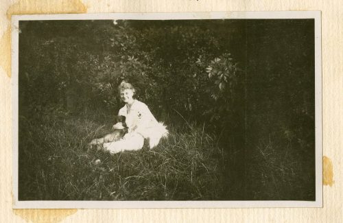 Unbekannt (Fotograf*in), Altenessen: Greta mit Hund, Juli 1929