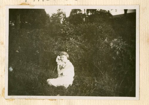 Unbekannt (Fotograf*in), Altenessen: Greta mit Hund, Juli 1929